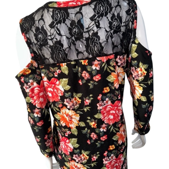 5/$25 Xl cold shoulder top - Picture 4 of 5